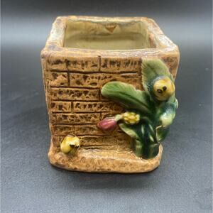 Small Square majolica Planter two cute frog‎  and plant on wall 
Succulent